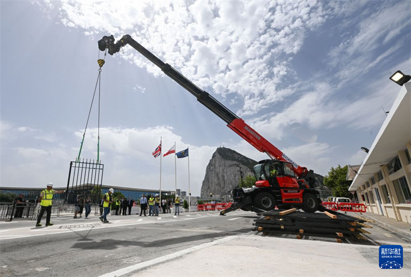 7月15日,在直布罗陀与西班牙拉利内阿-德拉康塞普西翁之间的陆路边境口岸,吊车将围栏吊起拆除。 新华社记者 程敏 摄